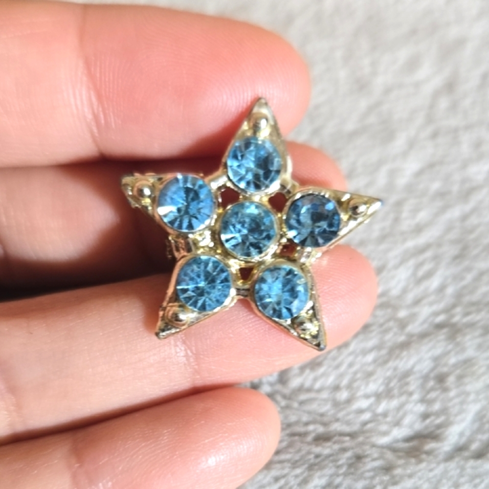 #560 Vintage Gold Tone Star Brooch with Blue Accents - Picture 3 of 3